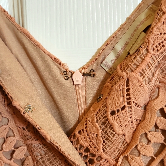 Lace dress - Picture 3 of 7